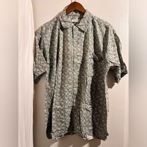Summa
Size: L
Color: Hawaiian shirt short sleeve button down
Condition:Like New​